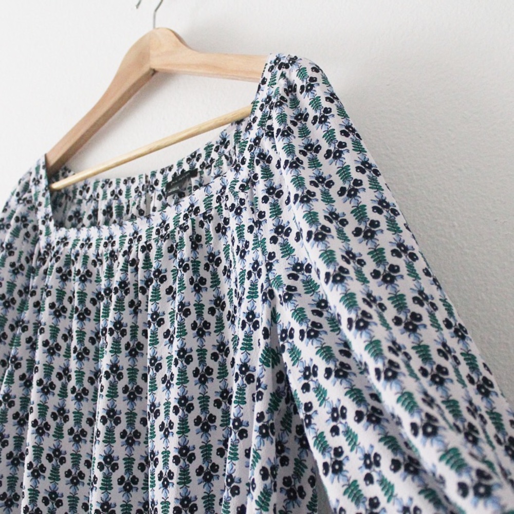 💕💕 Ann Taylor floral blouse